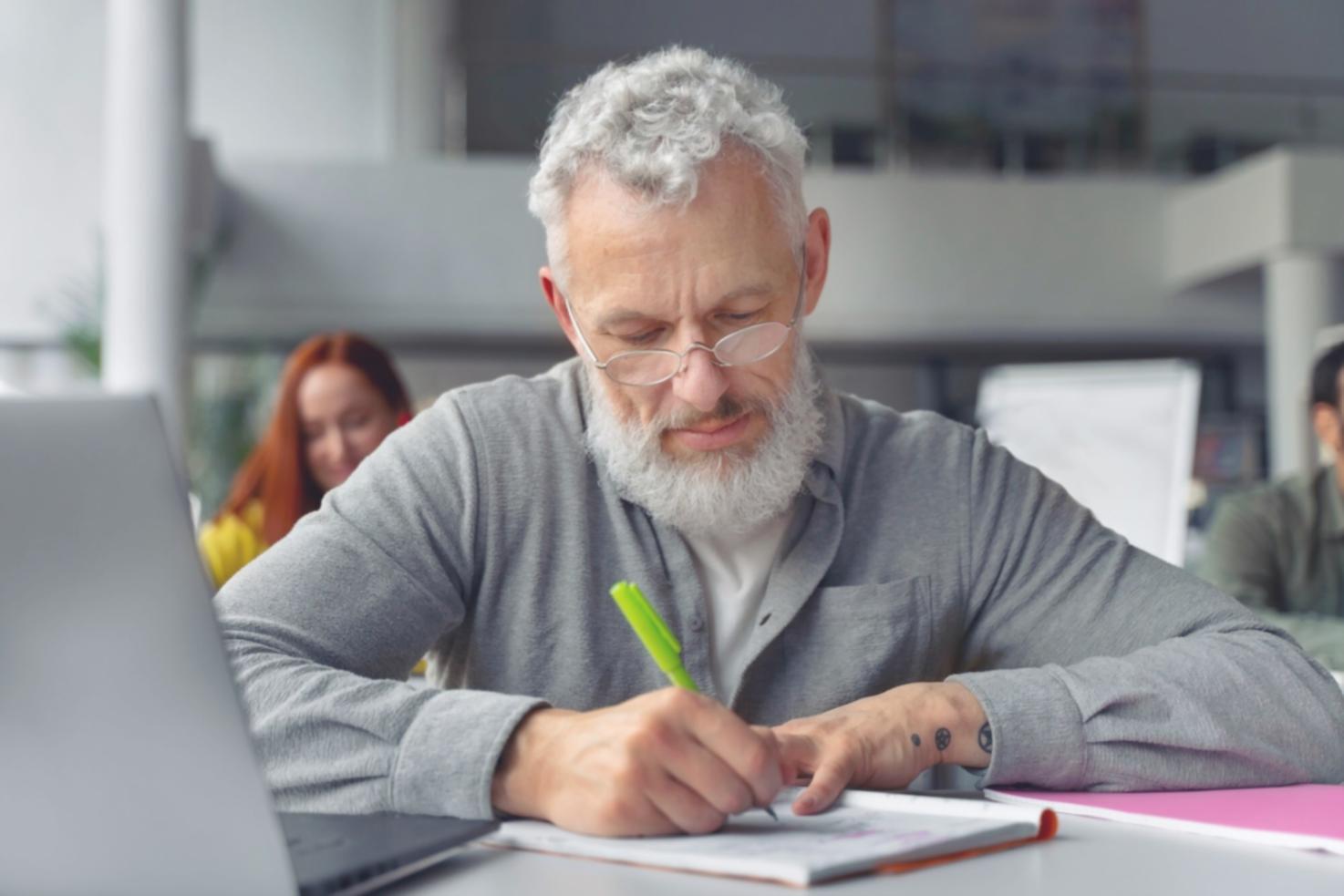Estudiante trabajando en análisis financiero detallado