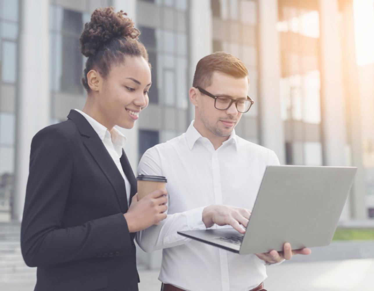Equipo de virtunyxyra trabajando en análisis financiero